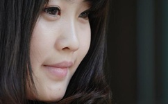 娇妻被朋友在客厅呻吟动漫